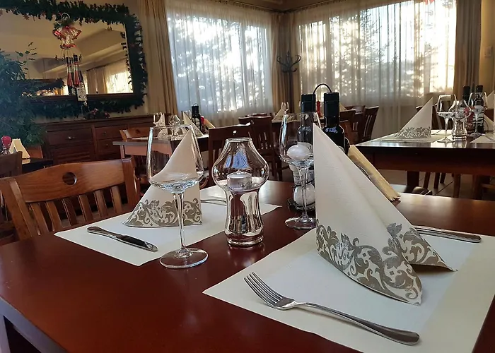 Garden Club - & Restaurant - Free Outdoor Pool & Parking